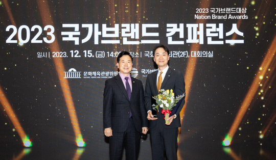 사진은 지난 15일 서울 국회의원회관 대회의실에서 열린 2023 국가브랜드컨퍼런스 시상식에서 장성현(오른쪽) 대한항공 부사장이 김승수 국회의원과 기념사진을 촬영하고 있는 모습. 대한항공 제공
